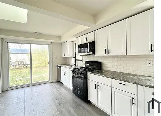 2 bed, 900 sqft, $2,200 — Photo 3