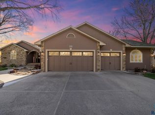 905 W Ralph Rogers Rd, Sioux Falls, SD 57108