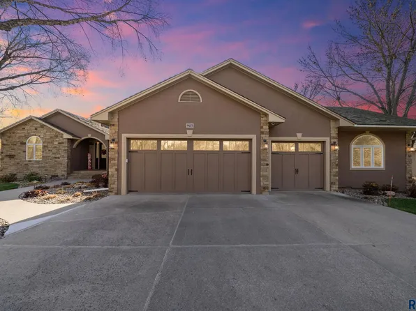 905 W Ralph Rogers Rd, Sioux Falls, SD 57108