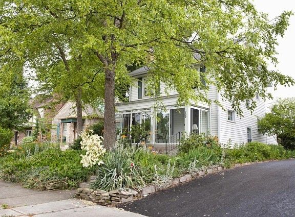 5th image of 752 Montrose Ave