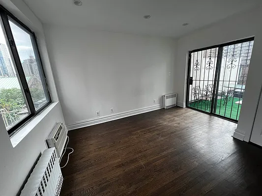 Rented by Salon Realty Corp | media 16