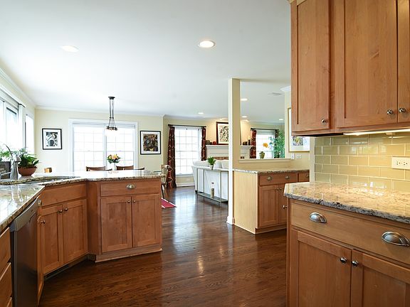 3rd image of 728 N Beverly Ln
