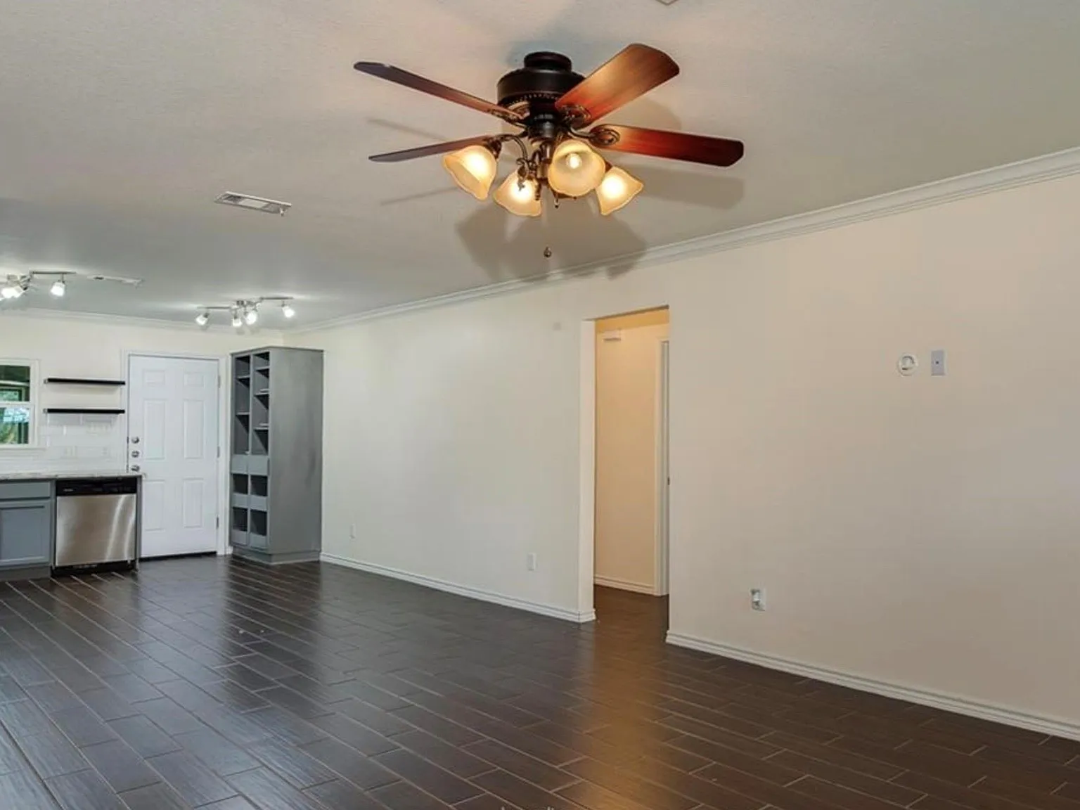 3 bed, 1.0 bath, 1274 sqft, $1,600 — Photo 2