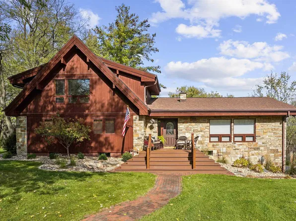 3943 Beaver Ridge Cir, Cedar Falls, IA 50613