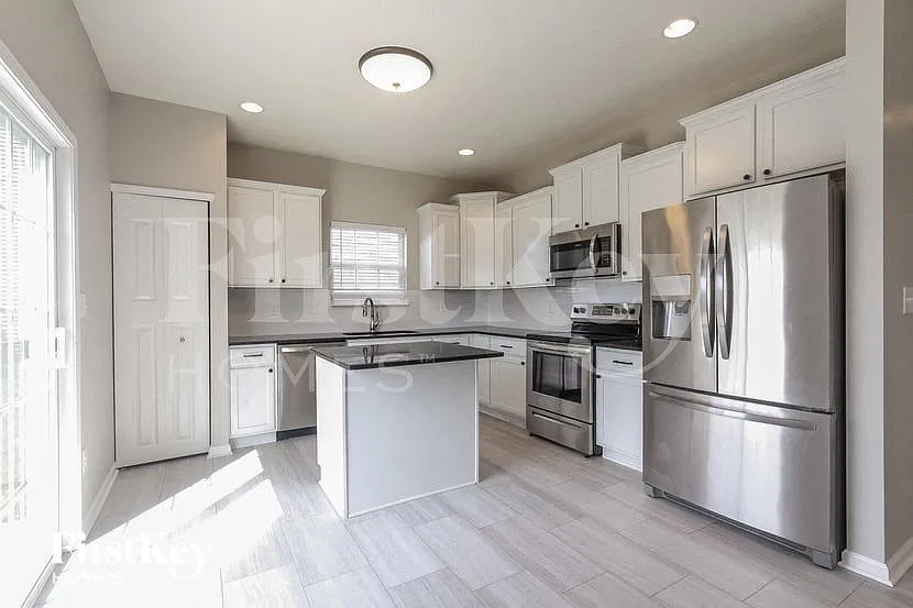 4 bed, 2.5 bath, 2243 sqft, $2,580 — Photo 4
