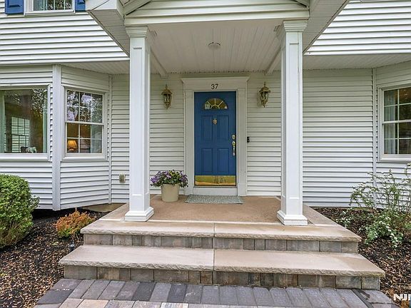 3rd image of 37 Longridge Rd