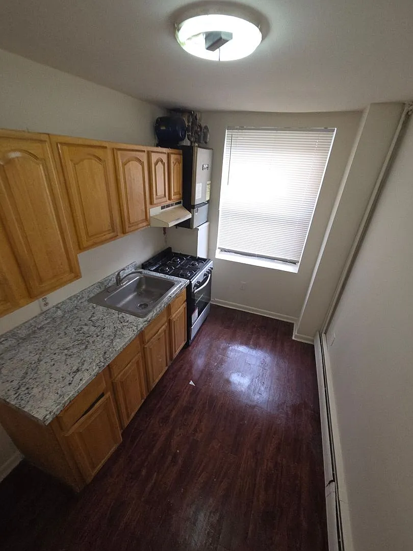 100 - 100 Beacon Avenue Realty Assoc Lp — Photo 1