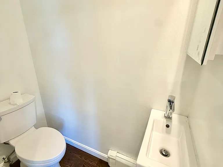 210 W 6th St — Photo 16