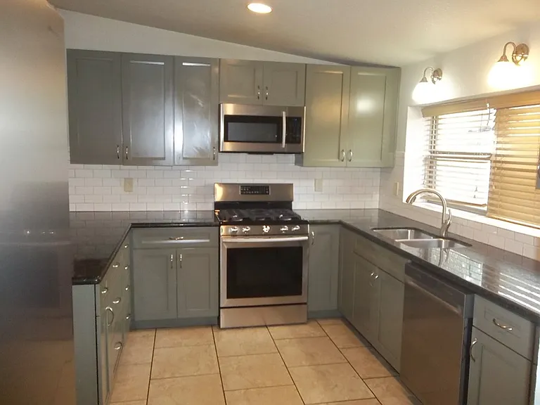 210 Loma Vista Dr S — Photo 2