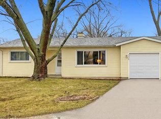 5920 Nippersink Dr, Spring Grove, IL 60081