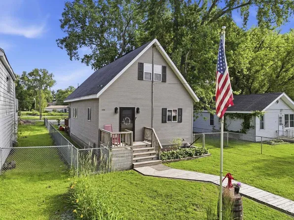 1316 Nippersink Dr, Spring Grove, IL 60081