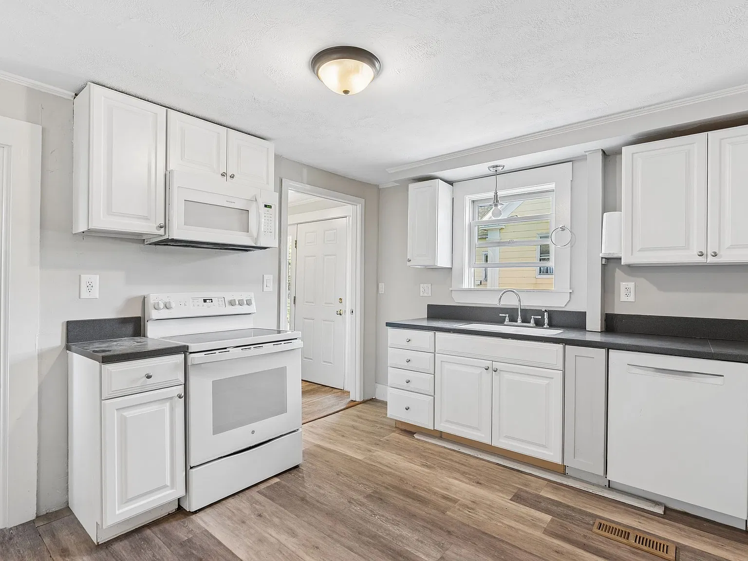 1572 Main St — Photo 2