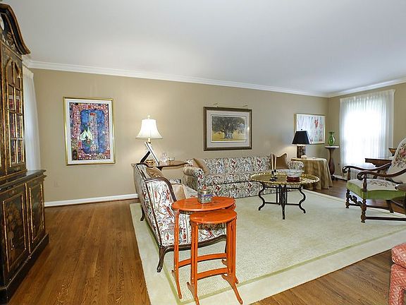 3rd image of 4904 Jasmine Dr