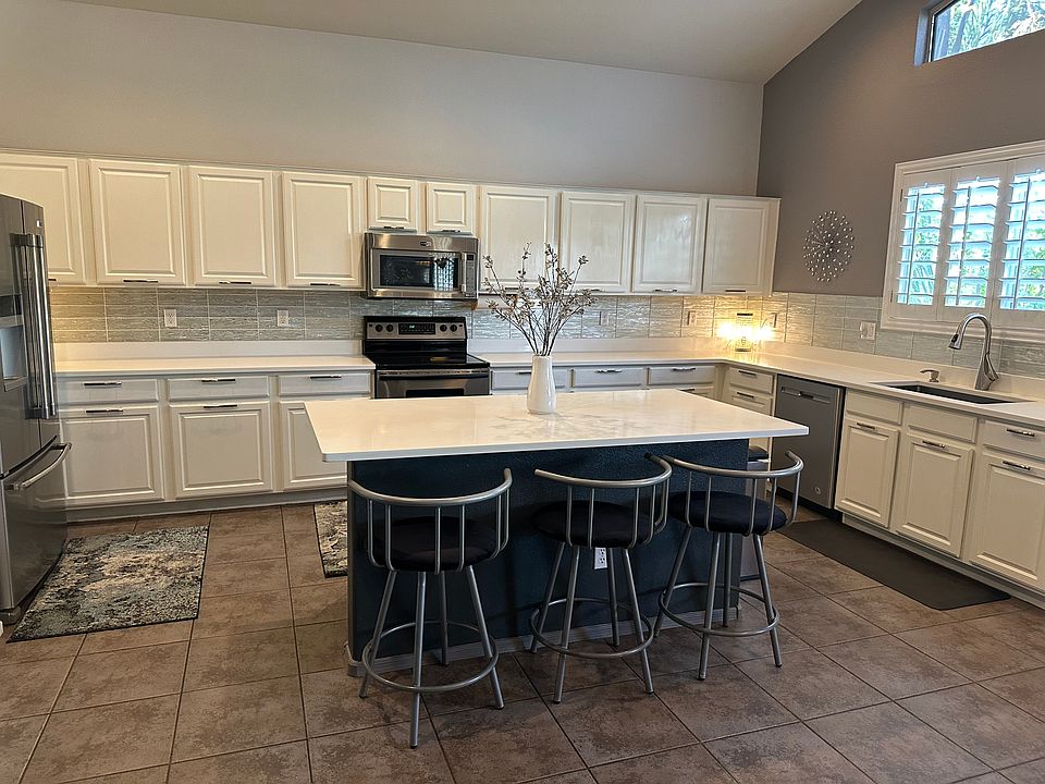 Extra large kitchen with plenty of storage space and room to cook