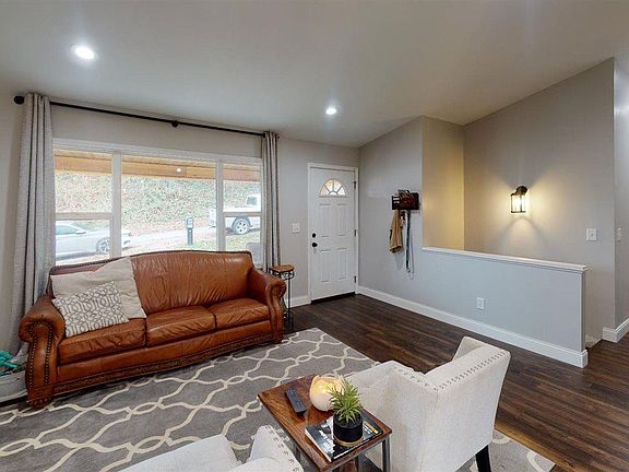 2nd image of 124 Parkway Dr