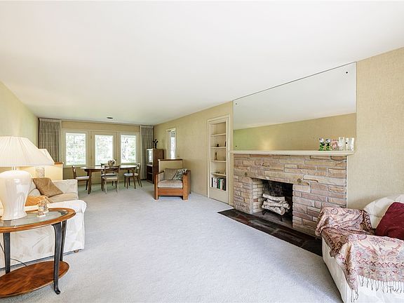 4th image of 30 Danbury Cir N