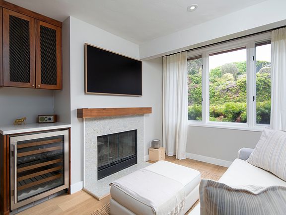 Characteristics of modern beach flair and beachy decor welcome you to begin your seaside escape!