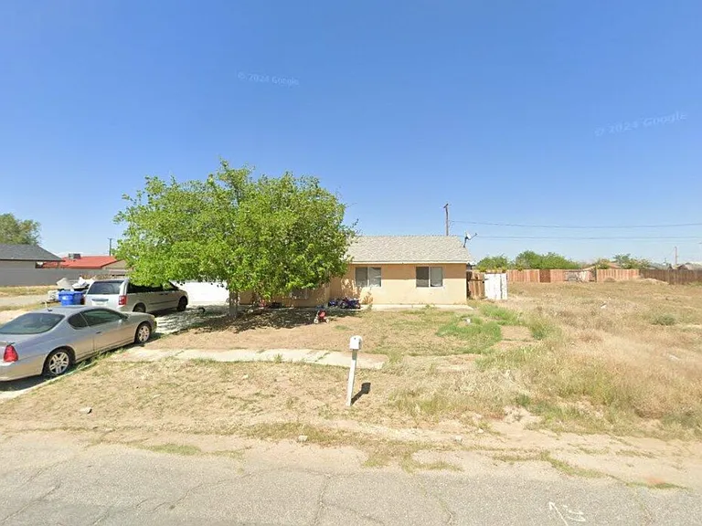 Holly Ave — Photo 1