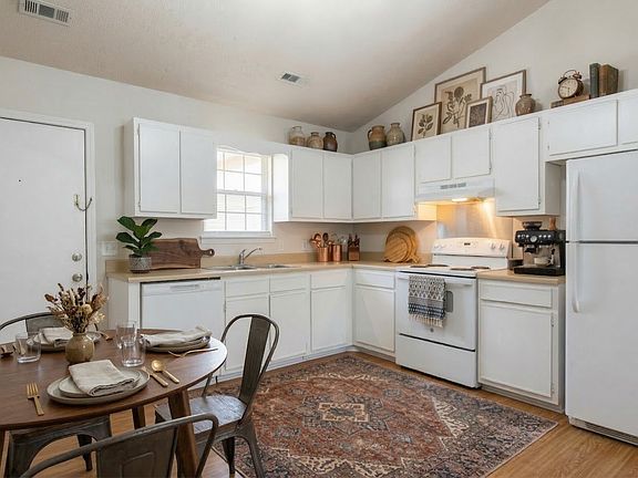 5th image of 1030 Sycamore Rd #2