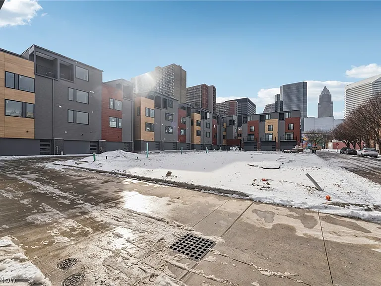 1440 E 15th St — Photo 36