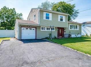 14 McGinnis Rd, Edison, NJ 08817