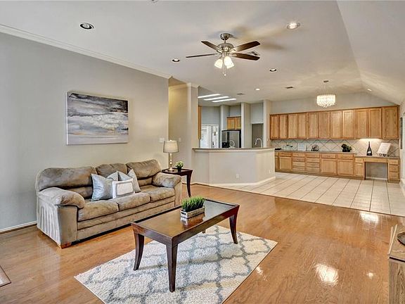 5th image of 1809 Fall Creek Dr