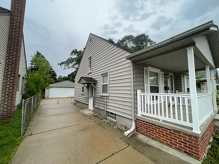 24621 Cherry St — Photo 2