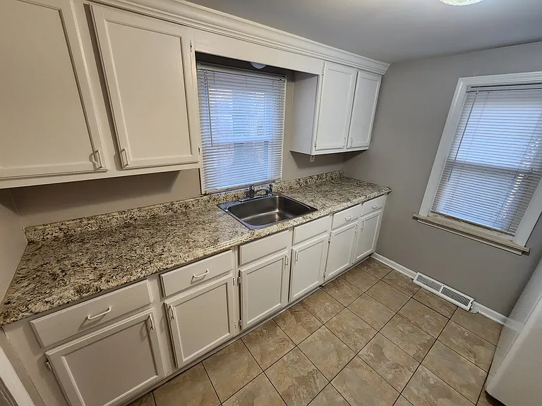 1353 S Linville Ave — Photo 8