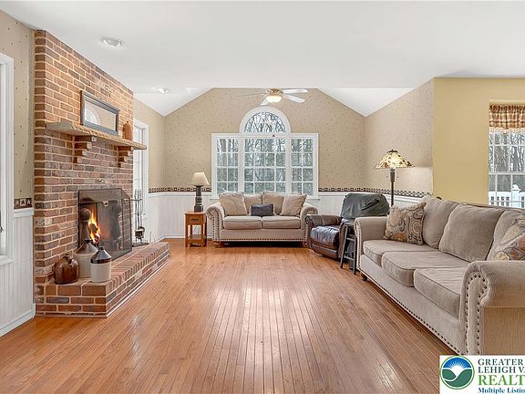 4th image of 210 Evergreen Ct