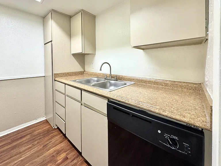 Canterbury House Apartments — Photo 11