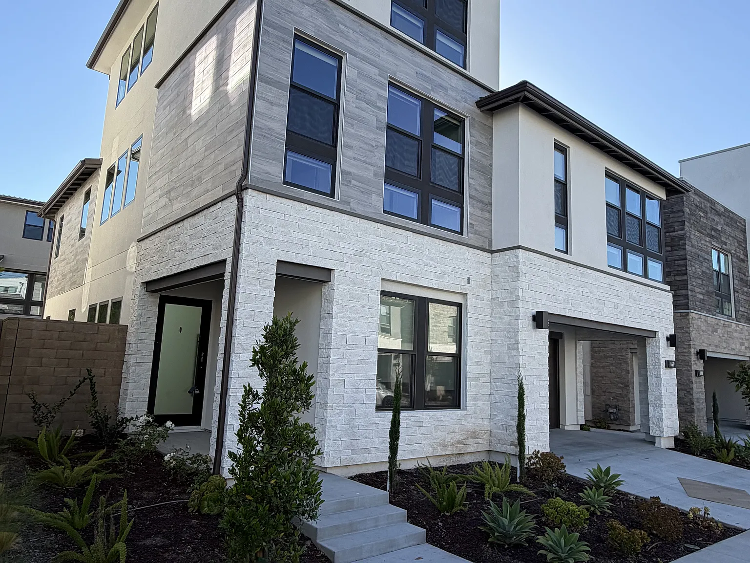 5 bed, 3411 sqft, $9,500 — Photo 1