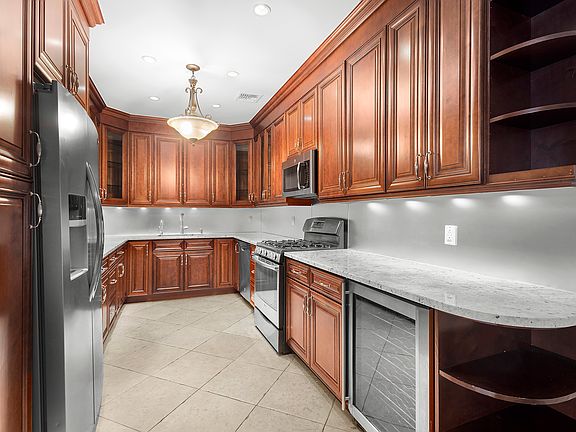 4th image of 6049 Huxley Ave #1