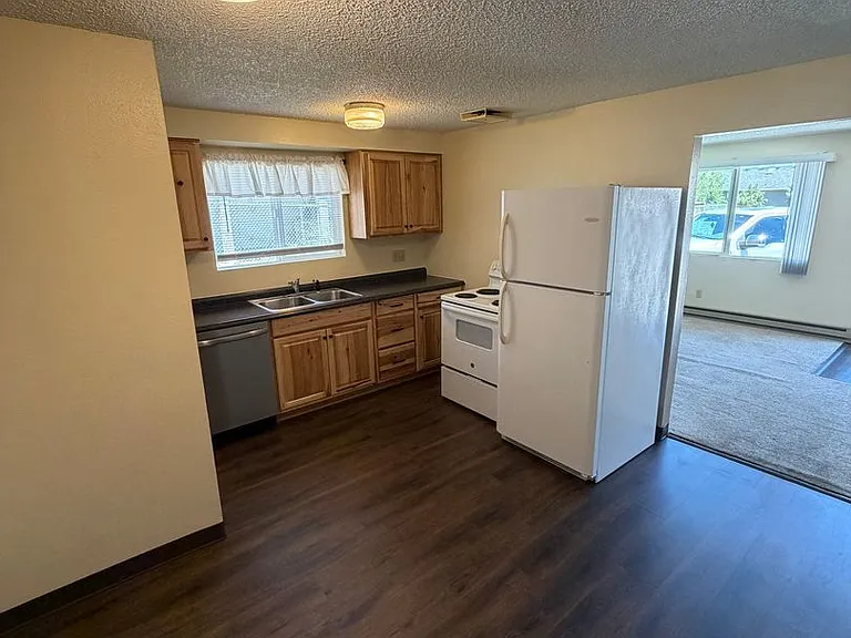 Pinewood Apartments — Photo 19