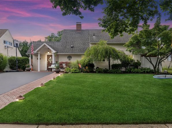 260 Water Lane S, Wantagh, NY 11793