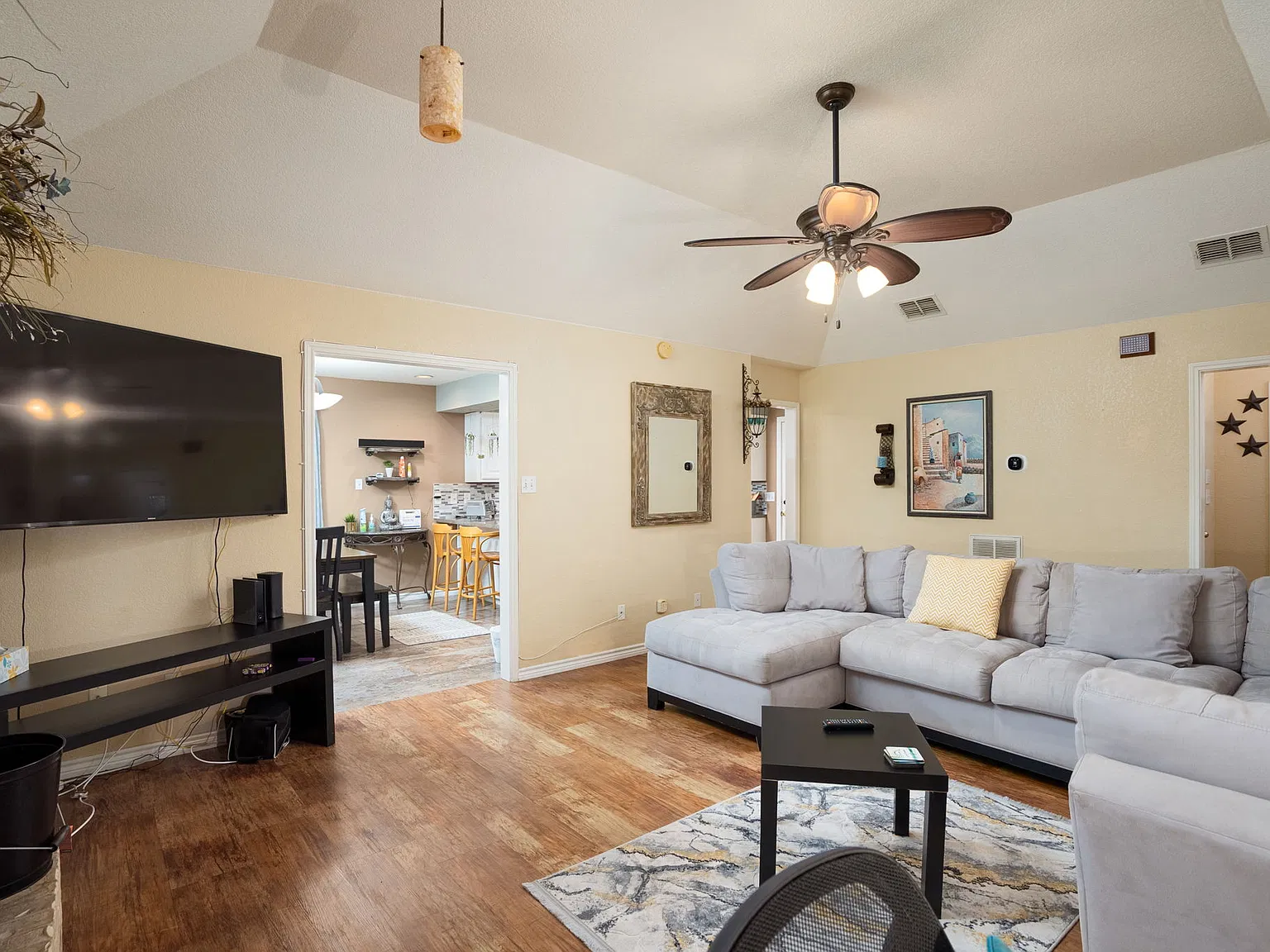 3 bed, 1393 sqft, $2,450 — Photo 4