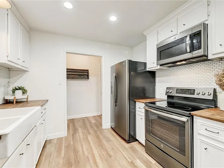 13313 Effingham St — Photo 3