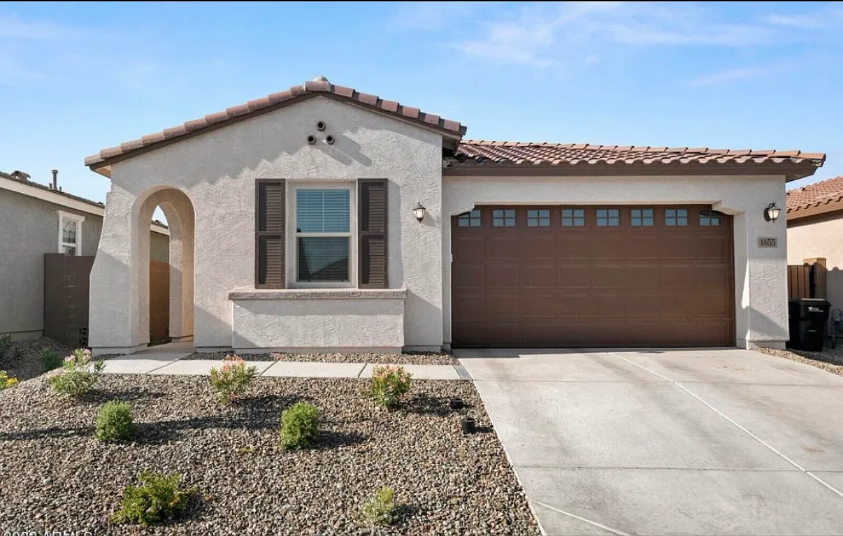 4 bed, 1925 sqft, $3,100 — Photo 1