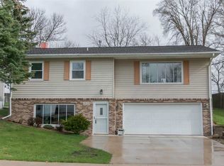 2608 Matthew Dr SW, Cedar Rapids, IA 52404