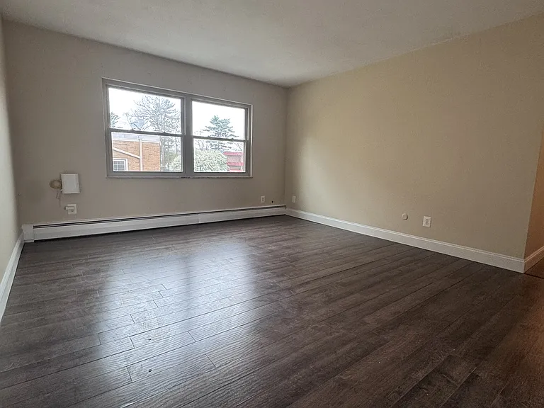 400 Riverside Dr #28 — Photo 1