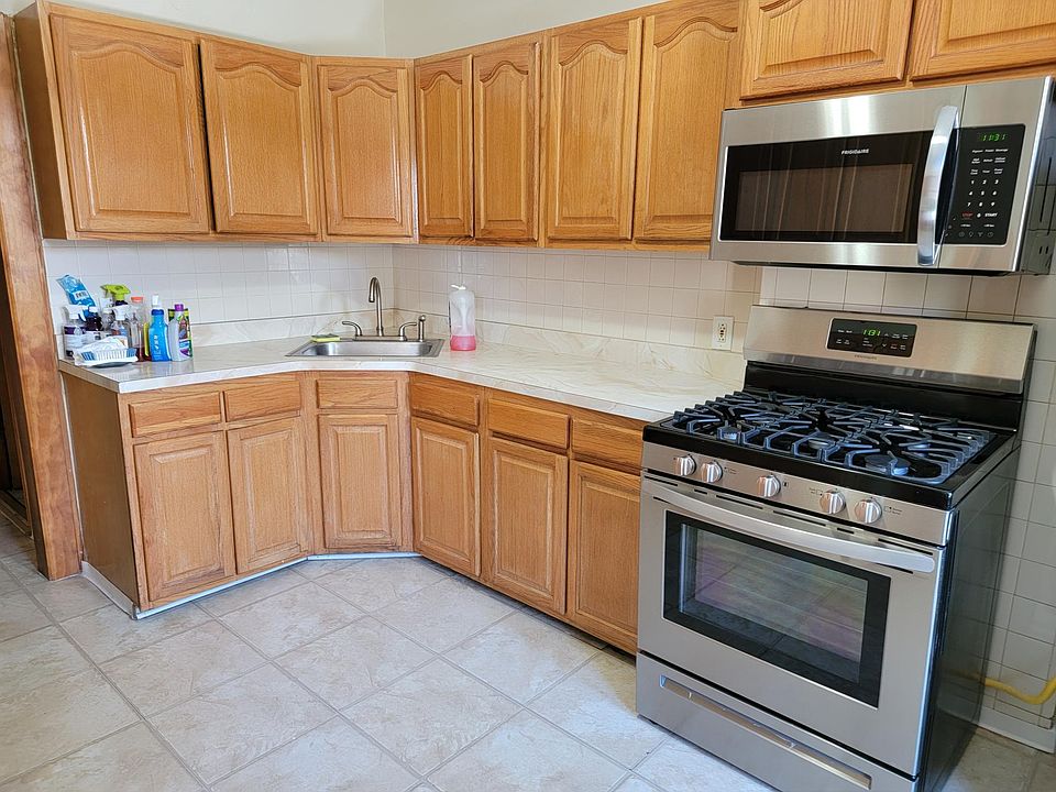 Eat-in Kitchen