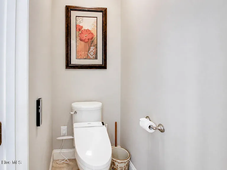 305 Holly Ln — Photo 36