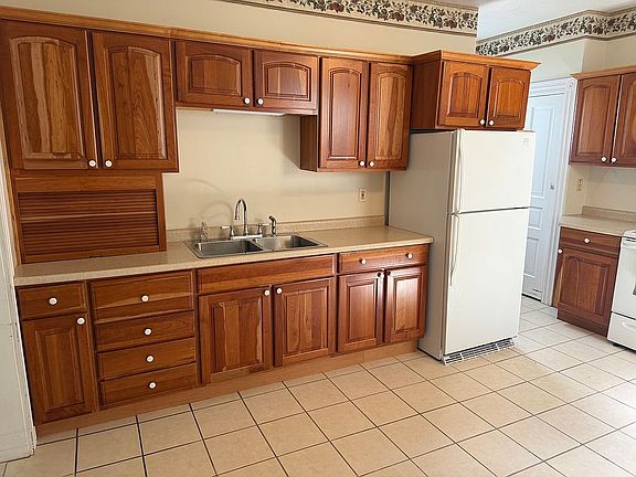 4th image of 478 Heller St