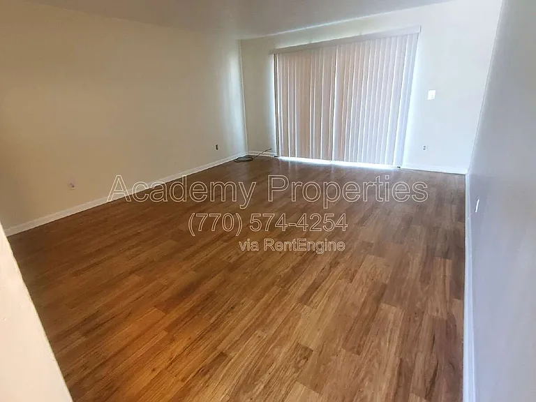 200 Sheraton Ct — Photo 2
