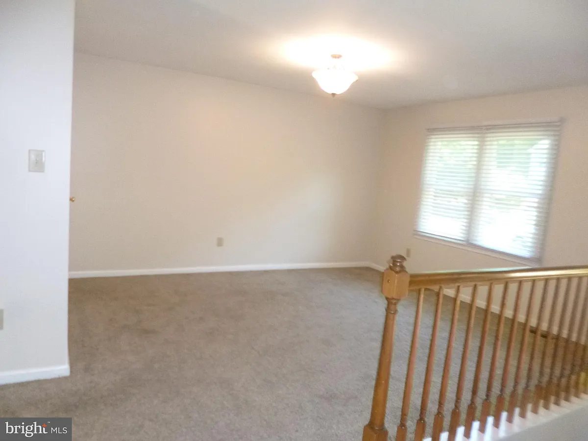 Building Photo - 7 S Pointe Ln