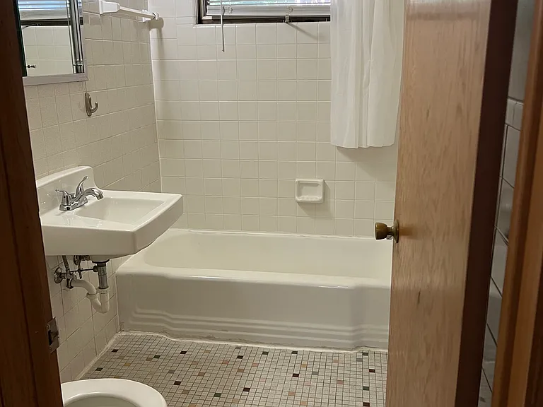 958 Manvel St #7 — Photo 10