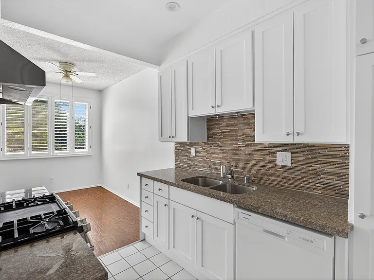 Woodman Ave Apartments — Photo 71