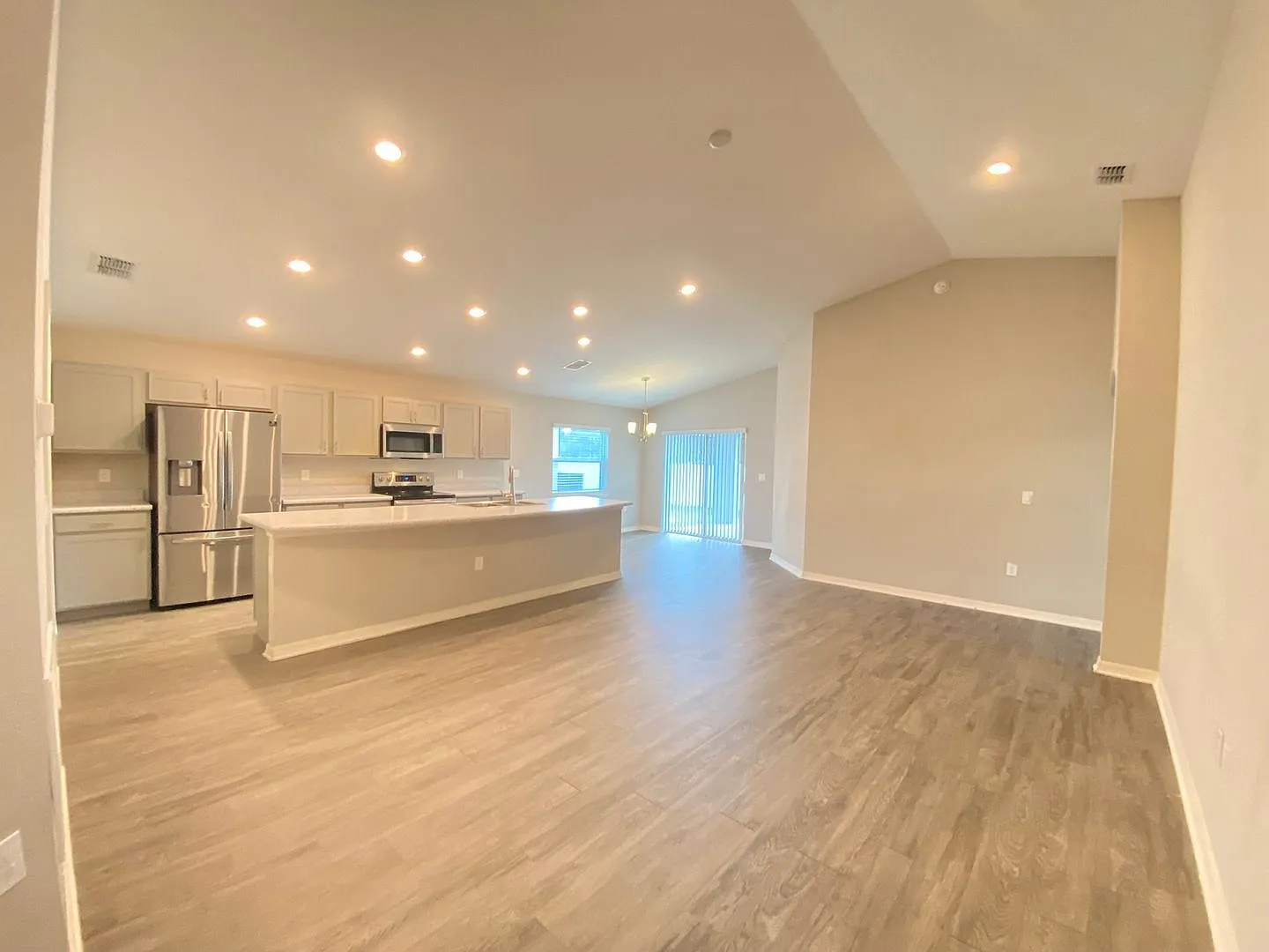 4 bed, 2.0 bath, 1698 sqft, $2,095 — Photo 2