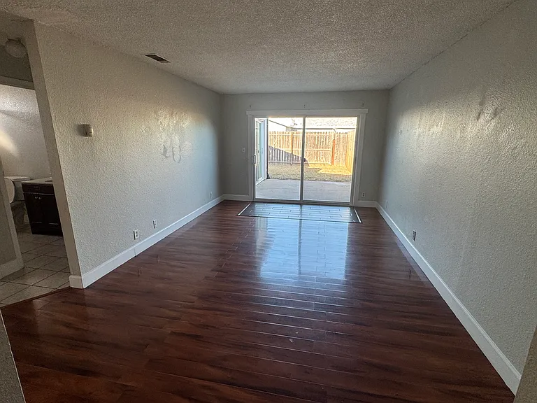 411 Cedar Ct — Photo 8