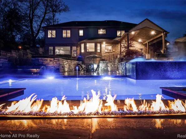 12385 Boulder Pass Dr, Milford, MI 48380
