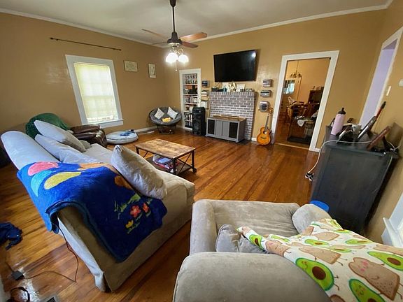 Unit does not come furnished, but including some pics furnished so you can get some ideas...